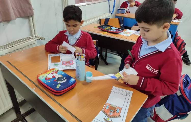 فعالیت دست‌ورزی برای شروع سال تحصیلی در کلاس با مشارکت دانش‌آموزان انجام شد. 1