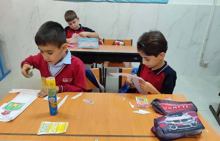 فعالیت دست‌ورزی برای شروع سال تحصیلی در کلاس با مشارکت دانش‌آموزان انجام شد. 2