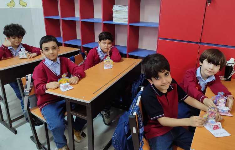 فعالیت دست‌ورزی برای شروع سال تحصیلی در کلاس با مشارکت دانش‌آموزان انجام شد. 3