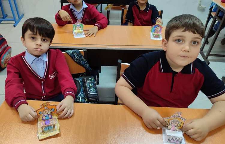 فعالیت دست‌ورزی برای شروع سال تحصیلی در کلاس با مشارکت دانش‌آموزان انجام شد. 4