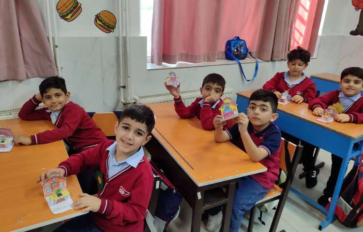 فعالیت دست‌ورزی برای شروع سال تحصیلی در کلاس با مشارکت دانش‌آموزان انجام شد.