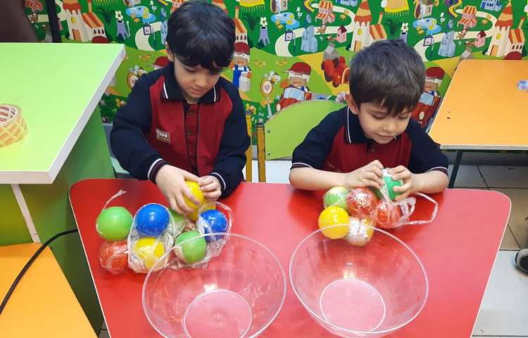 فعالیت دست‌ورزی و مرور لغات کتاب Picture Dictionary در زنگ زبان عمومی 3