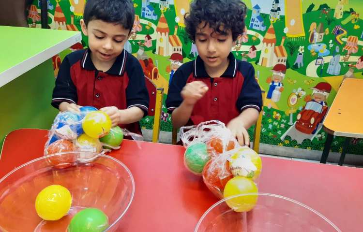 فعالیت دست‌ورزی و مرور لغات کتاب Picture Dictionary در زنگ زبان عمومی 4