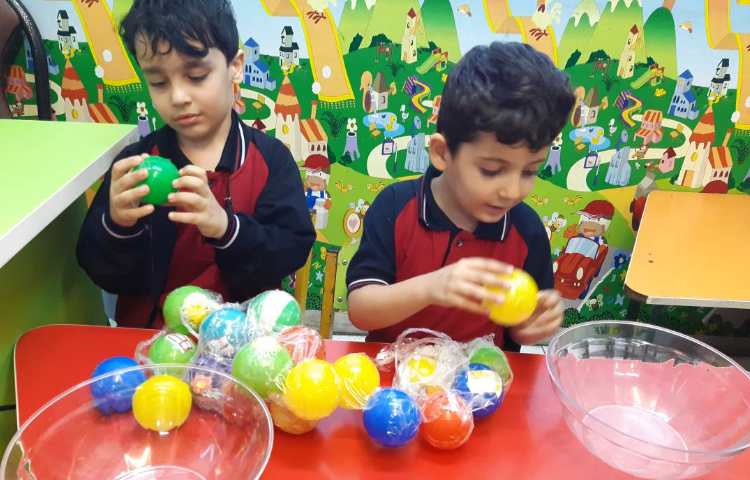 فعالیت دست‌ورزی و مرور لغات کتاب Picture Dictionary در زنگ زبان عمومی