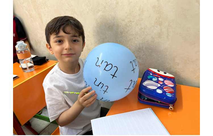 فعالیت دیکته بادکنکی جهت مرور حرف و صدای مرتبط با ALV Phonics 1 1