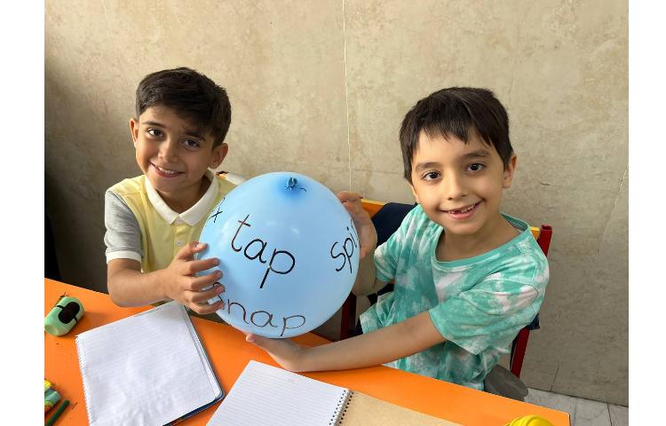 فعالیت دیکته بادکنکی جهت مرور حرف و صدای مرتبط با ALV Phonics 1 6