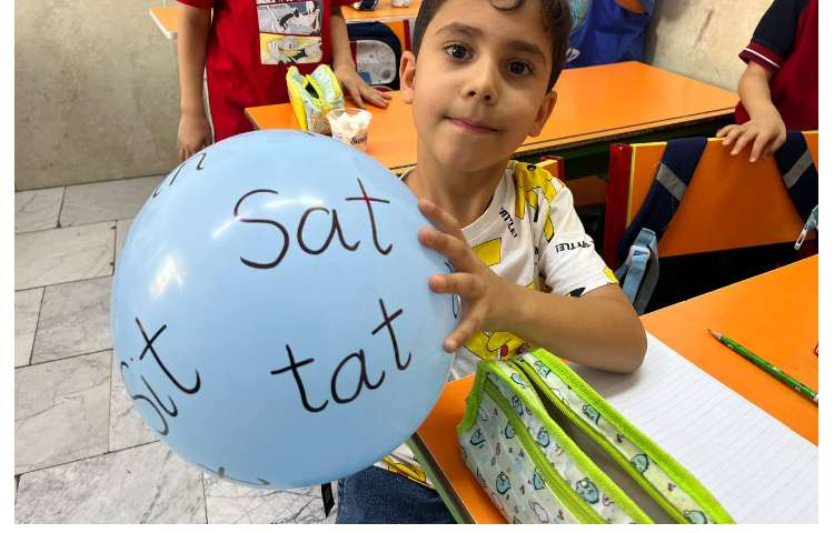 فعالیت دیکته بادکنکی جهت مرور حرف و صدای مرتبط با ALV Phonics 1 7