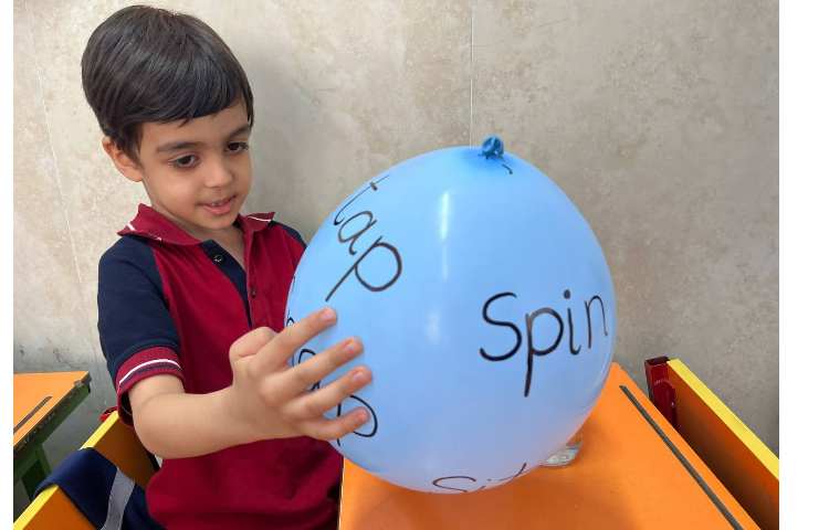 فعالیت دیکته بادکنکی جهت مرور حرف و صدای مرتبط با ALV Phonics 1 8