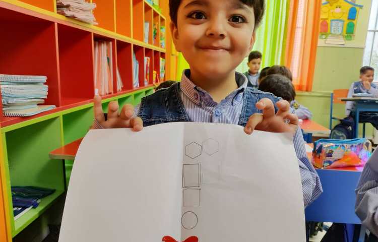 فعالیت ریاضی: آشنایی با خط تقارن 9