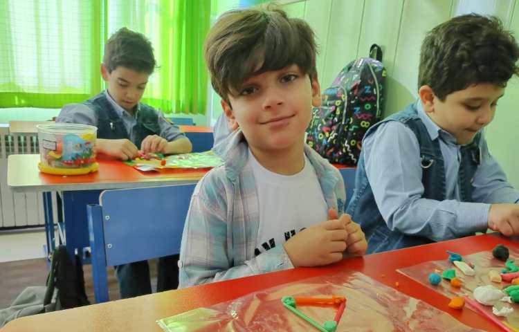 فعالیت ریاضی آشنایی با گوشه و لبه دست ورزی با خمیر بازی ونی 1