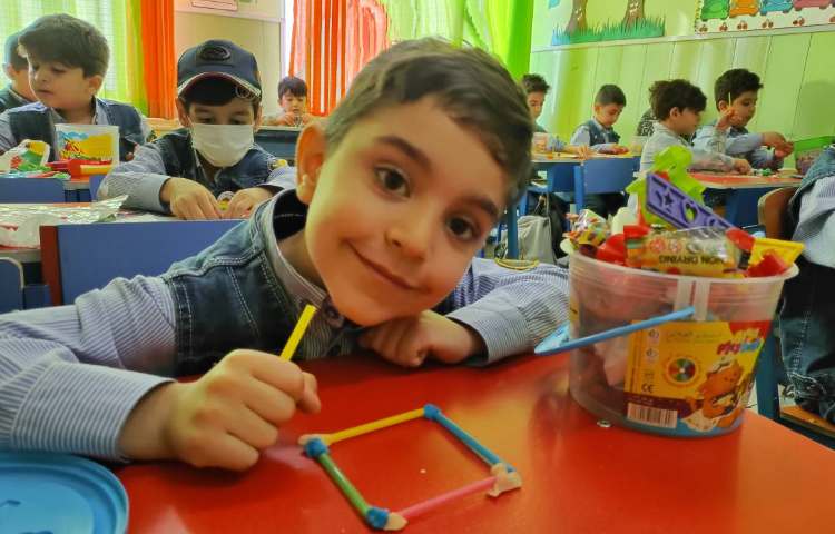 فعالیت ریاضی آشنایی با گوشه و لبه دست ورزی با خمیر بازی ونی