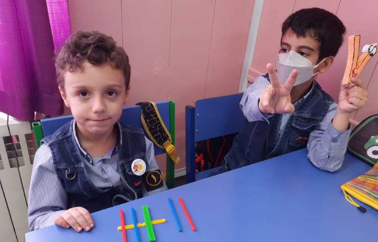 فعالیت ریاضی: آموزش مفهوم جمع 5 تایی با چینه و چوب خط اعداد