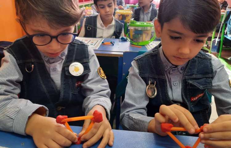 فعالیت ریاضی: آموزش گوشه و لبه همراه دست ورزی