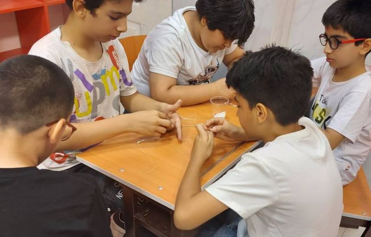 فعالیت ریاضی الگوها (ساخت الگوی مثلثی و مربعی با دست ورزی)