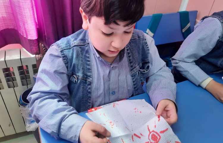 فعالیت ریاضی: بازی طرح فرش با هدف تقارن چهار طرفه