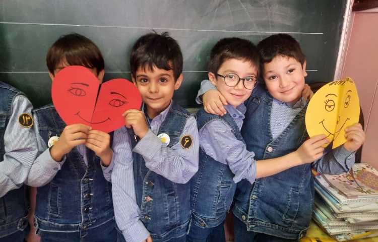 فعالیت ریاضی: تدریس و بازی تقارن