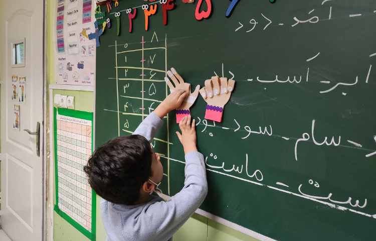 فعالیت ریاضی جمع اعداد 8با انگشتان دست 2