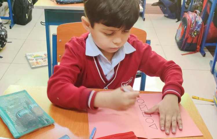 فعالیت ریاضی دست ورزی جهت آشنایی با مفهوم تقارن 7