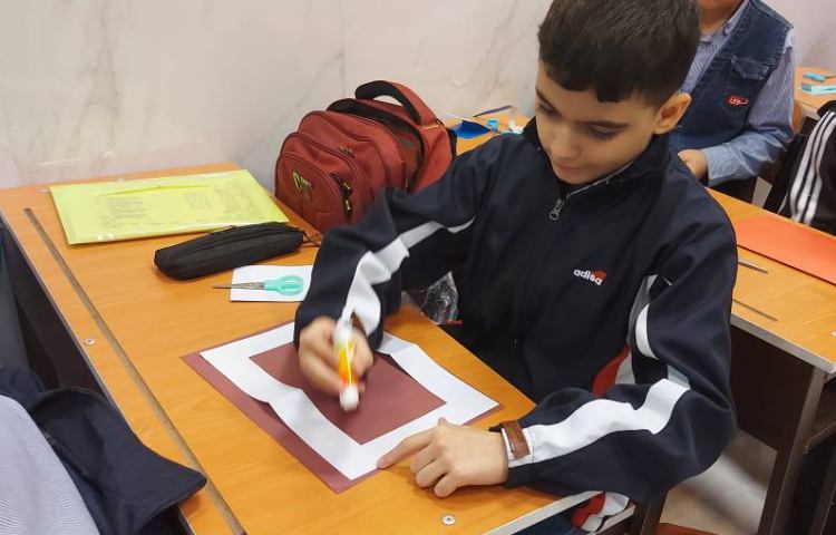 فعالیت ریاضی و حل تمرینات کتاب با استفاده از ابزار کمک آموزشی ساخته‌شده در کلاس 2