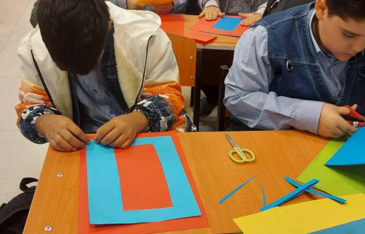 فعالیت ریاضی و حل تمرینات کتاب با استفاده از ابزار کمک آموزشی ساخته‌شده در کلاس 3