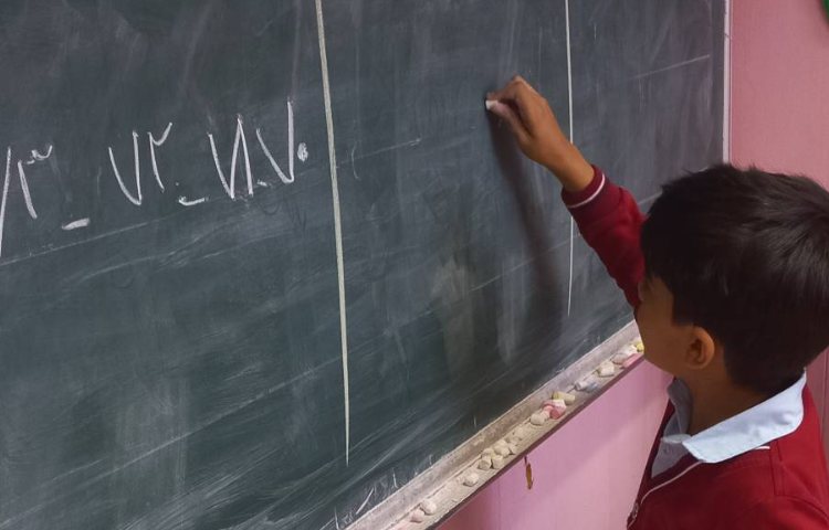 فعالیت ریاضی پای تخته (تمرین عدد نویسی همراه با حروف و شکل )