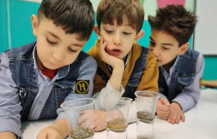 فعالیت علوم آزمایشگاه آزمایش مقایسه ی سرعت عبور آب از خاک 2