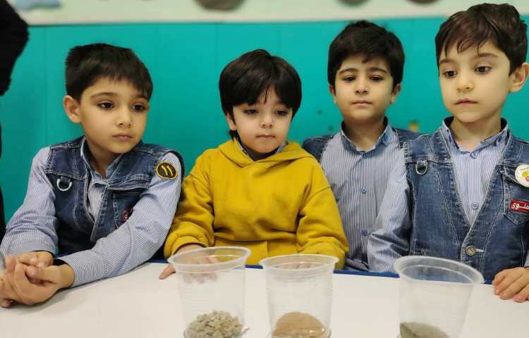 فعالیت علوم آزمایشگاه آزمایش مقایسه ی سرعت عبور آب از خاک 4