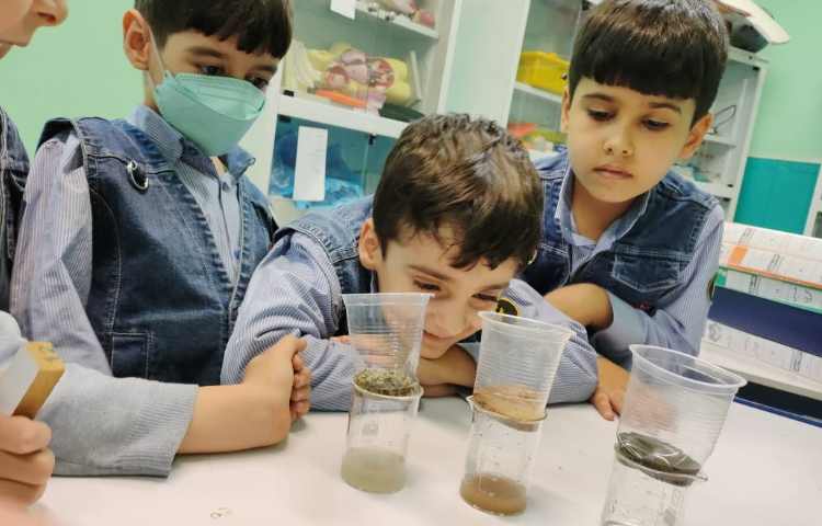 فعالیت علوم آزمایشگاه آزمایش مقایسه ی سرعت عبور آب از خاک