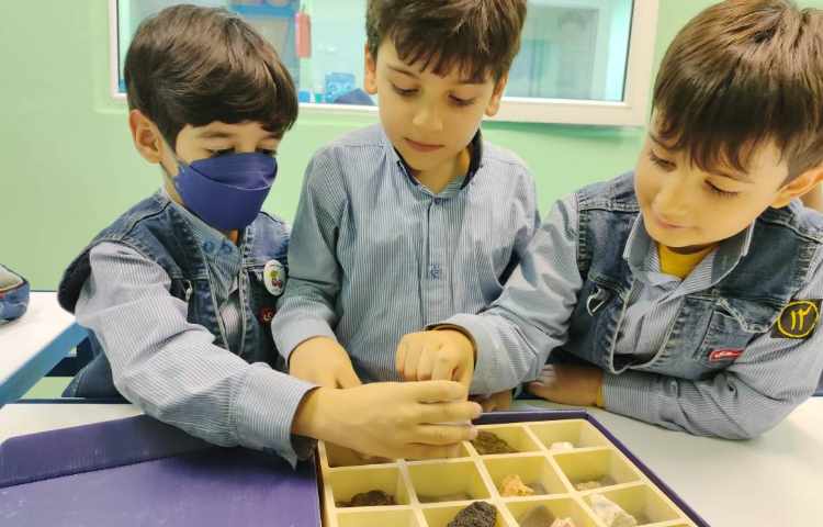 فعالیت علوم (آزمایشگاه ) آشنایی با انواع سنگ 1