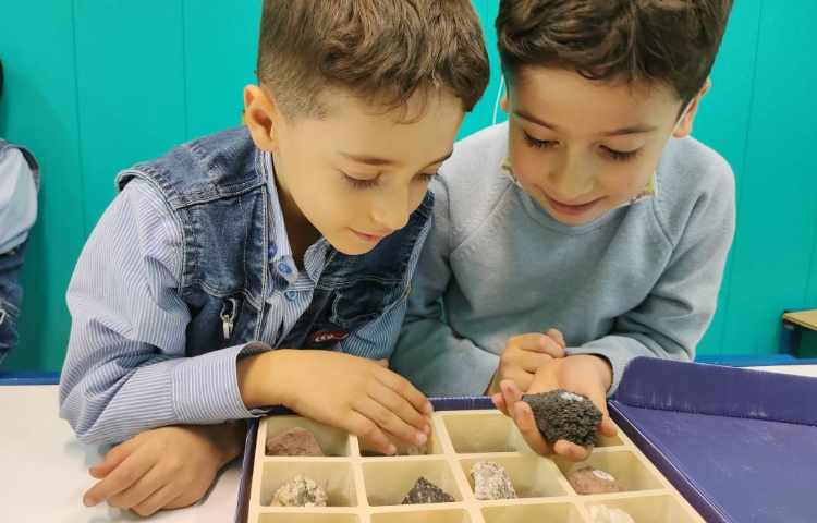 فعالیت علوم (آزمایشگاه ) آشنایی با انواع سنگ 6