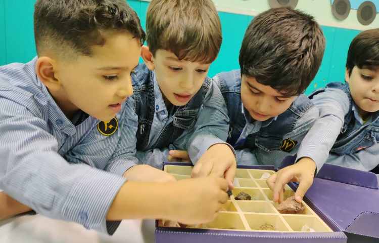 فعالیت علوم (آزمایشگاه ) آشنایی با انواع سنگ 8