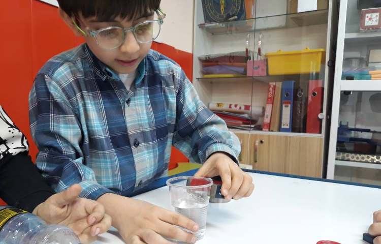 :فعالیت علوم، آزمایش ویژگی های آهن ربا 1