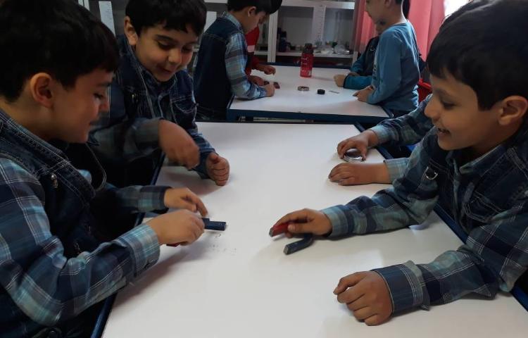 :فعالیت علوم، آزمایش ویژگی های آهن ربا 2