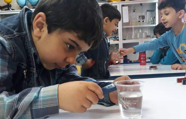 :فعالیت علوم، آزمایش ویژگی های آهن ربا 3