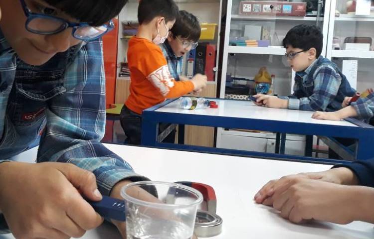 :فعالیت علوم، آزمایش ویژگی های آهن ربا 4