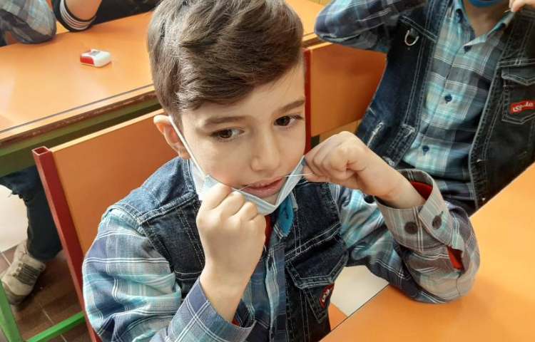 :فعالیت علوم، روش صحیح استفاده از نخ دندان و فوائد آن، کلاس توت فرنگی