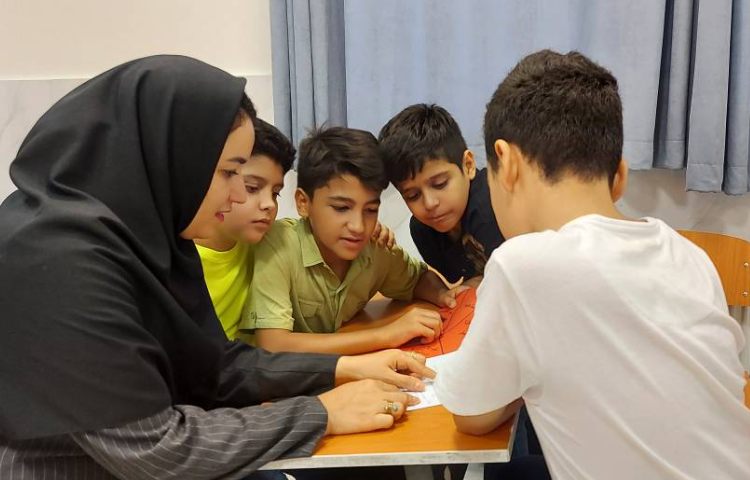 فعالیت علوم ( شناخت مراحل تحقیق علمی با بازی و استفاده از چرخنده )