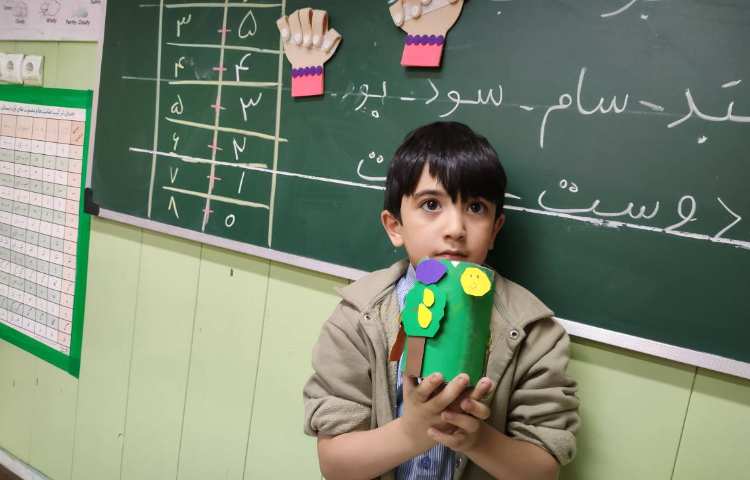 فعالیت علوم کاردستی با وسایل دور ریختنی 7