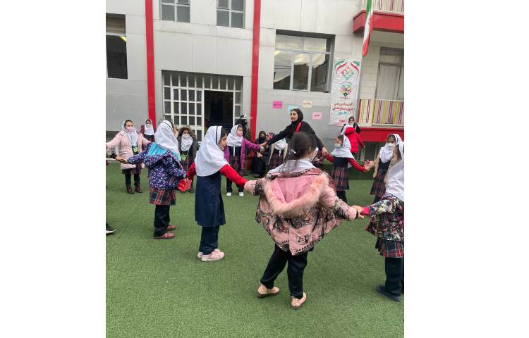 فعالیت غوطه وری دپارتمان زبان 5