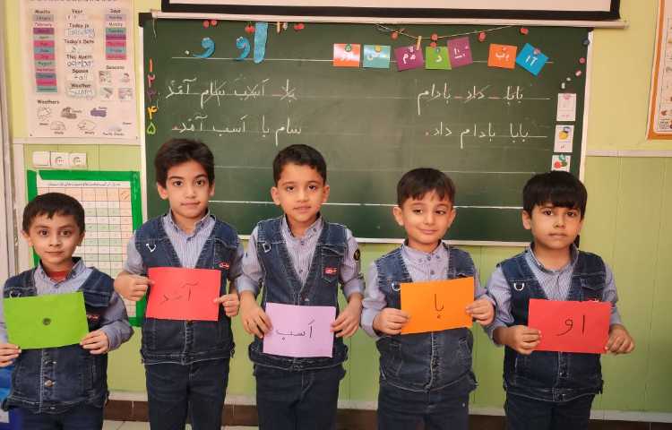 فعالیت فارسی: بازی جمله سازی با کارت کلمات به هم ریخته 1