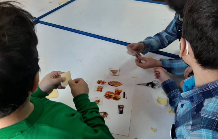 :فعالیت فصل 3 علوم، خوراکی های مفید و غیر مفید، کلاس توت فرنگی 5