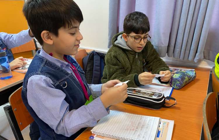 فعالیت مربوط به running dictation جهت تمرین دیکته و spelling 3