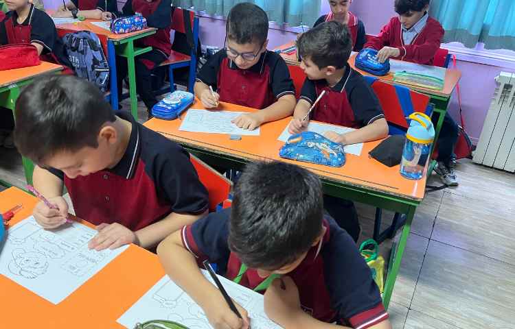 فعالیت مربوط به معرفی خود همراه با درست کردن کاردستی 1