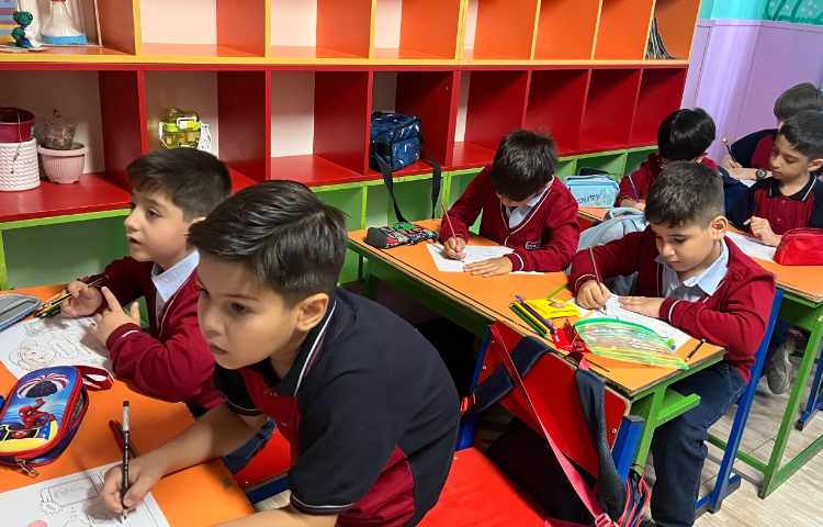 فعالیت مربوط به معرفی خود همراه با درست کردن کاردستی 3