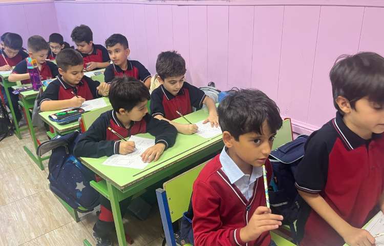 فعالیت مربوط به معرفی خود همراه با درست کردن کاردستی 4