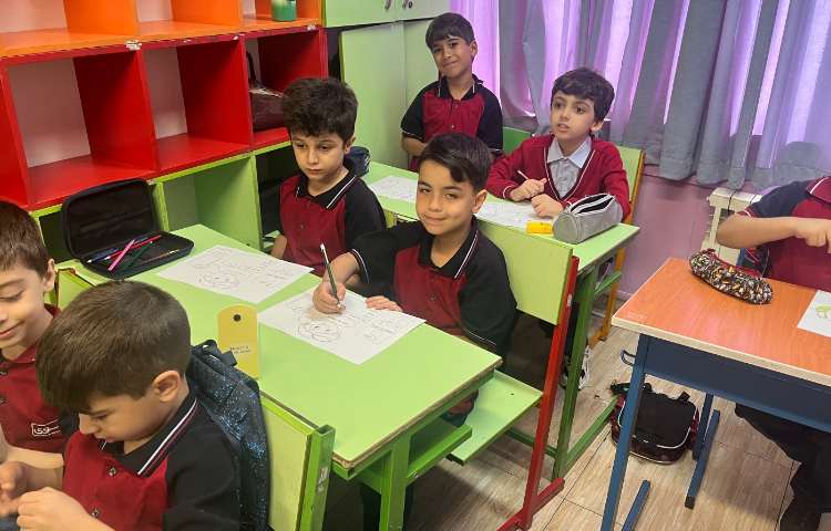 فعالیت مربوط به معرفی خود همراه با درست کردن کاردستی 5