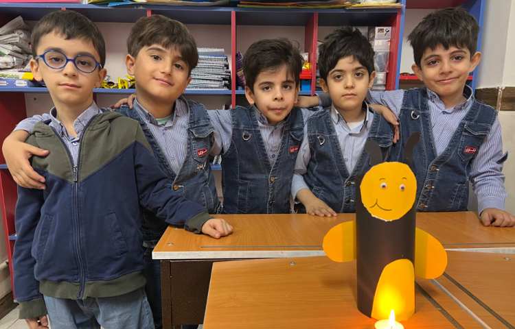 فعالیت مربوط به هفته ملی علوم (ساخت کرم شب‌تاب) 2