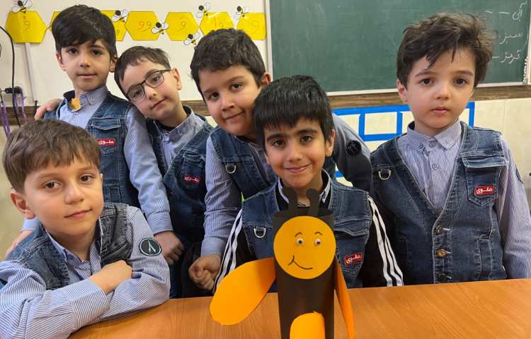 فعالیت مربوط به هفته ملی علوم (ساخت کرم شب‌تاب)