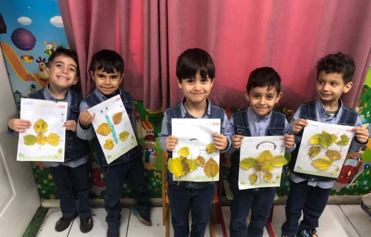 فعالیت مناسبتی:به مناسبت میانه‌ی پاییز با برگ‌های پاییزی شکلهای مختلف درست کردند 2