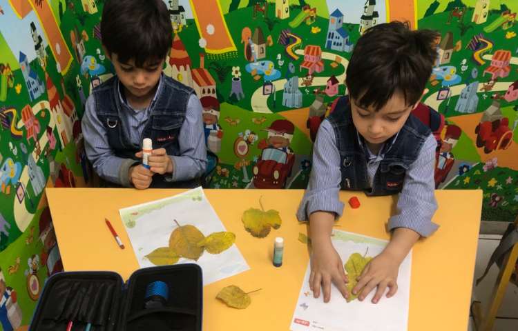 فعالیت مناسبتی:به مناسبت میانه‌ی پاییز با برگ‌های پاییزی شکلهای مختلف درست کردند 3